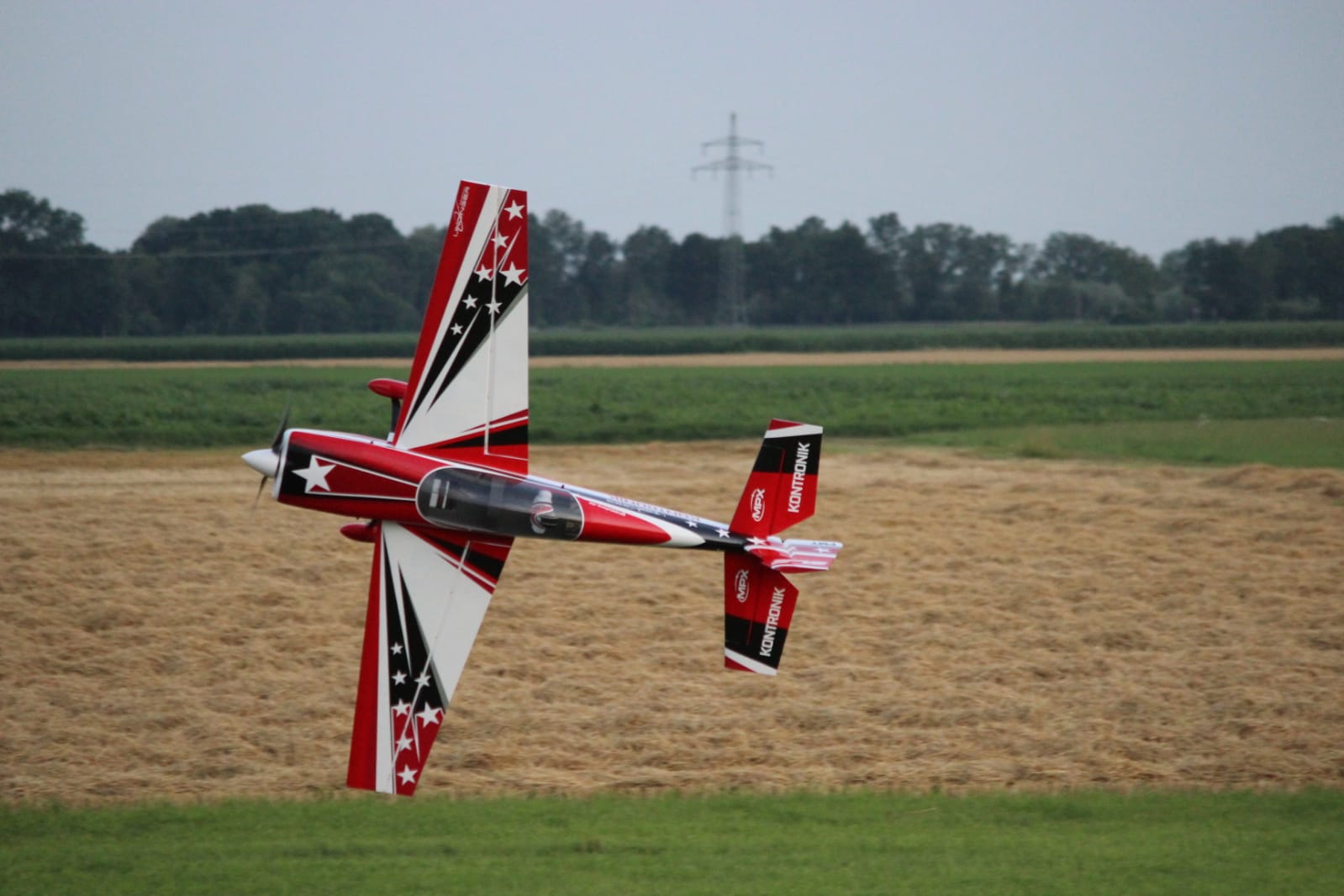 Modellflugzeug im Messerflug